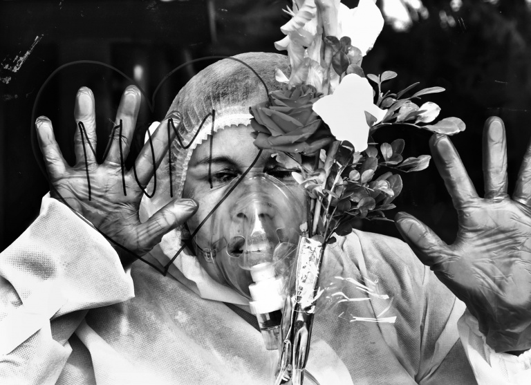 Mom Love / Bangladesh 44-летняя Махмуда Хана на карантине пытается ощутить аромат цветов по ту сторону двери