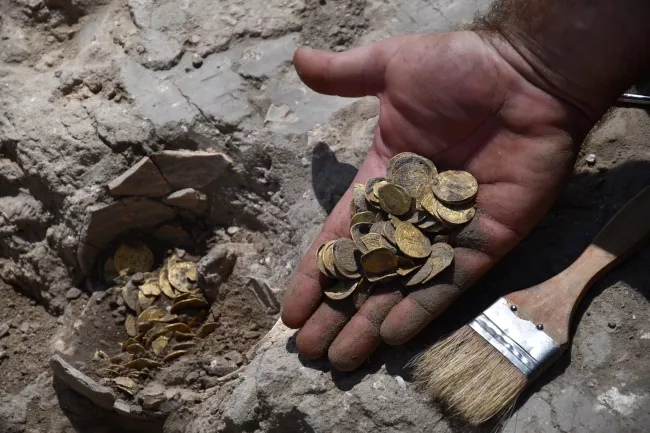 Тайник с 425 золотыми монетами нашли в Израиле