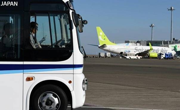 В Токио проходят испытания перронного беспилотного автобуса