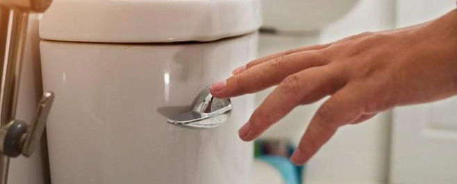 Потоки воды при смывании могут распылять вирусные