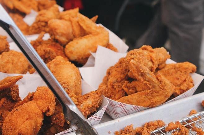 В Сингапуре начали продавать выращенное в лаборатории мясо