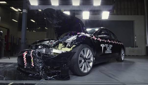 Tesla Model 3 тестируют на прочность