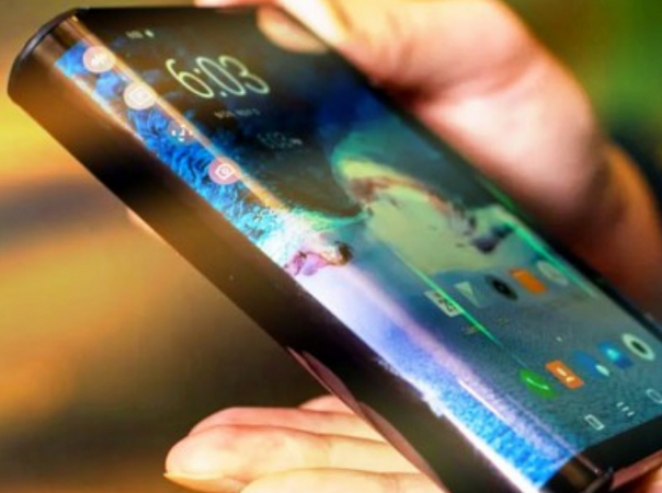 Xiaomi запатентовала складной смартфон с необычным дизайном камеры
