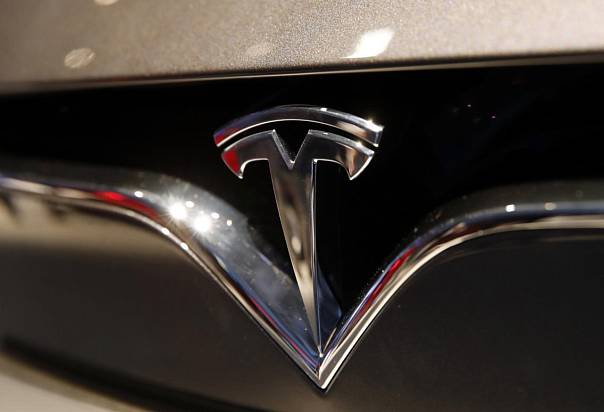 Tesla запустит сервис беспилотного такси в следующем году