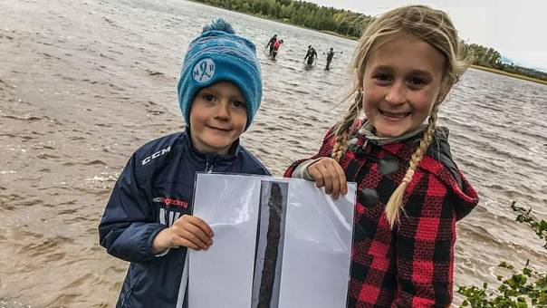 В Швеции девочка нашла древний меч на дне озера