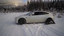 Зачем нам Cybertruck: энтузиаст превратил Tesla Model 3 в гусеничный вездеход