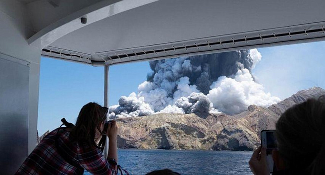 В Новой Зеландии произошло извержение вулкана. Один человек погиб, еще 20 получили травмы различной степени тяжести