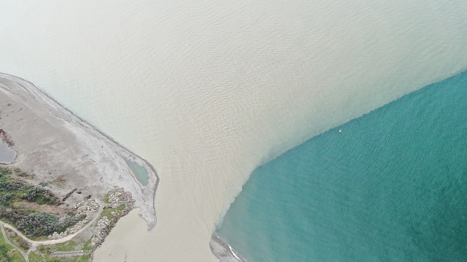 Речные плюмы могут быстро перестраиваться под воздействием ветра