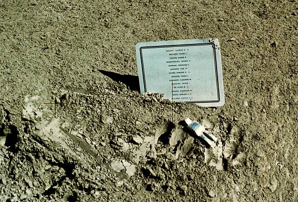 Мемориал павшим советским и американским космонавтам, где перечислены имена тех, кто погиб до 1971 года
