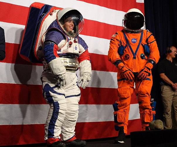 NASA представило новые универсальные скафандры