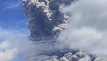 Вулкан Синабунг в Индонезии выбросил в воздух столб пепла и дыма