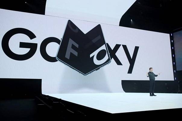 Компания Samsung показала свой складной смартфон