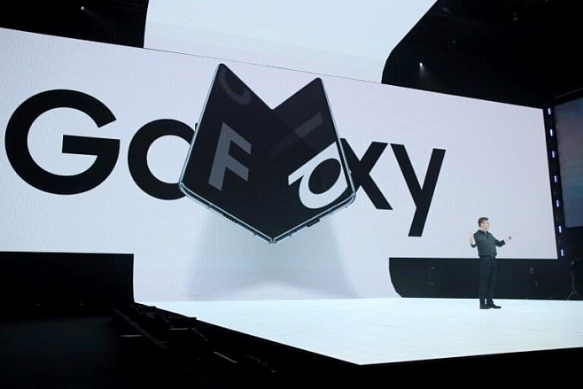 Компания Samsung показала свой складной смартфон