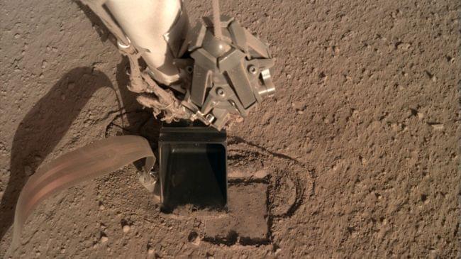 NASA спасло свой зонд, ударив его ковшом аппарата InSight