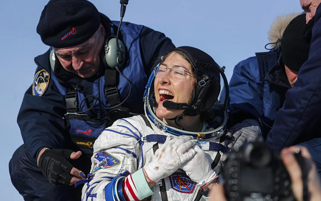После 328 дней в космосе астронавт NASA Кристина Кох возвращается на Землю