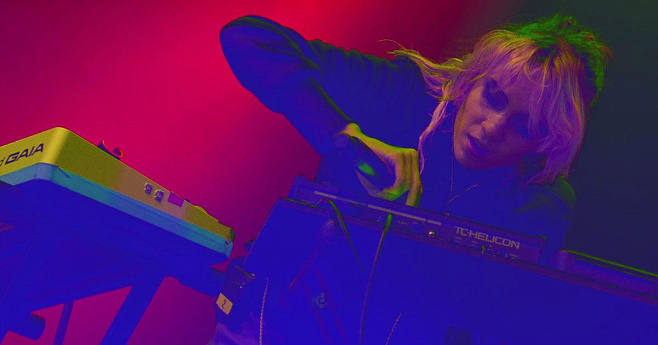Певица Grimes «путешествует в иные измерения» с помощью камеры сенсорной депривации