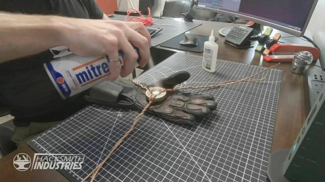Инженеры из The Hacksmith воссоздали перчатку Железного человека