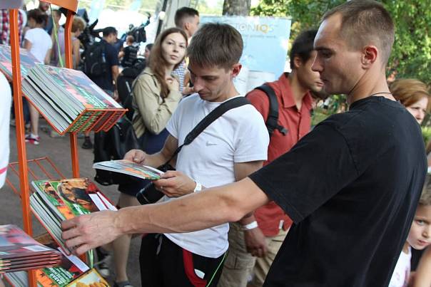 Мир читает журнал ММ