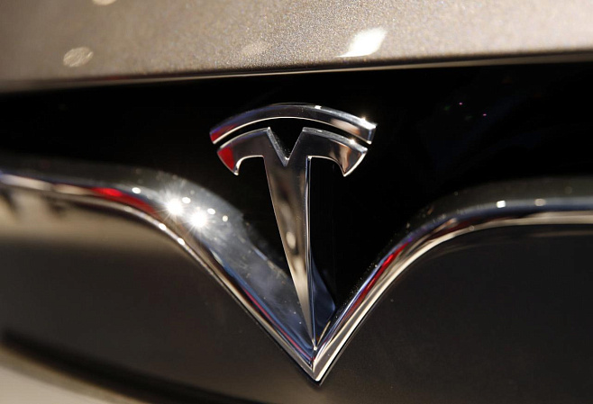 Tesla запустит сервис беспилотного такси в следующем году