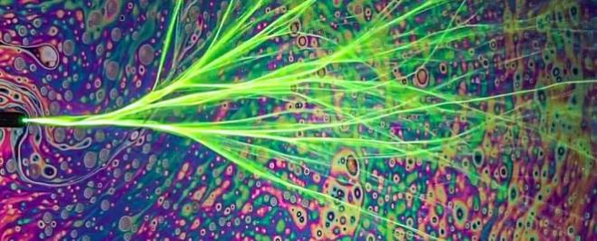 Ученые наблюдали за расщепление волны света в мыльном пузыре