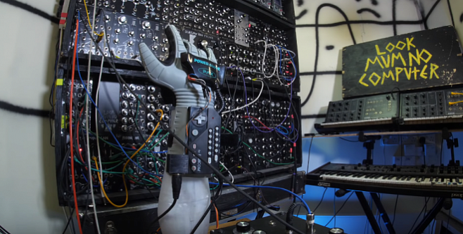 Энтузиаст изготовил необычный музыкальный инструмент из перчатки для видеоигр