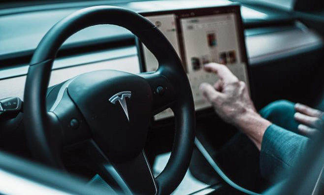 Полностью роботизированное производство аккумуляторов Tesla показали на видео