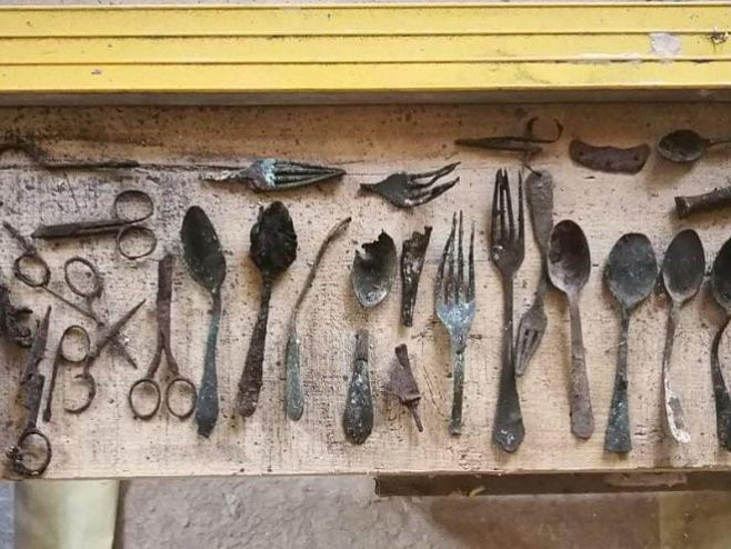 В одном из дымоходов Освенцима найдены спрятанные узниками предметы 