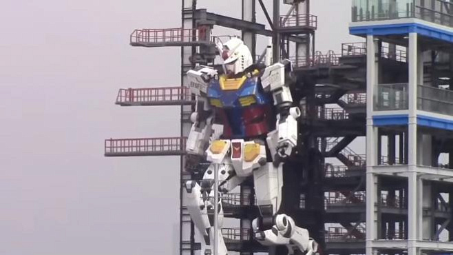  Гигантский японский робот Gundam сделал свои первые шаги